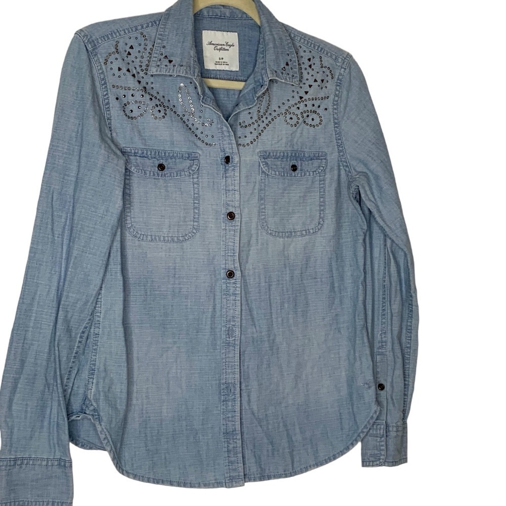 American Eagle blue buttoned down denim shirt. Size Sp